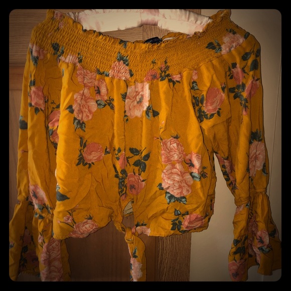 🌵 Super cute off the shoulder shirt - Picture 2 of 4